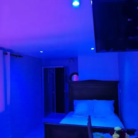 Dépendance En D'hôte Avec Jacuzzi Privatif Dans La V Bed and breakfast
