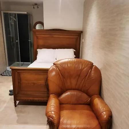 Dépendance En D'hôte Avec Jacuzzi Privatif Dans La V Bed and breakfast