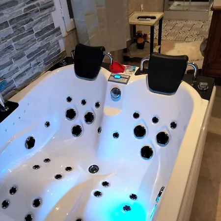 Dépendance En D'hôte Avec Jacuzzi Privatif Dans La V Bed and breakfast