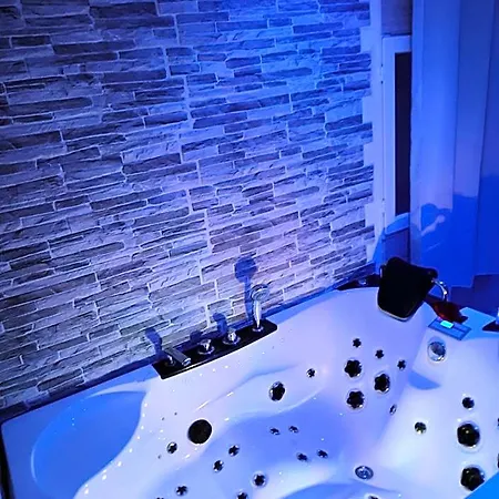 Meublee Independante, Jacuzzi Dans La A 60110 Pres De Paris Bed & Breakfast Amblainville