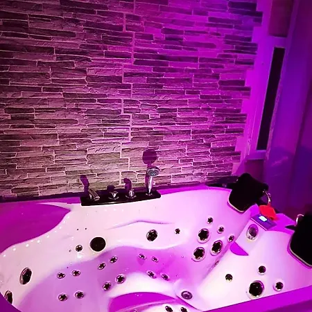 Dépendance En D'hôte Avec Jacuzzi Privatif Dans La V Bed and breakfast