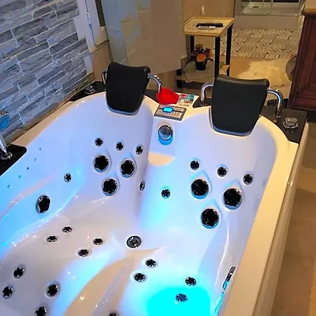 Meublee Independante, Jacuzzi Dans La A 60110 Pres De Paris Bed & Breakfast